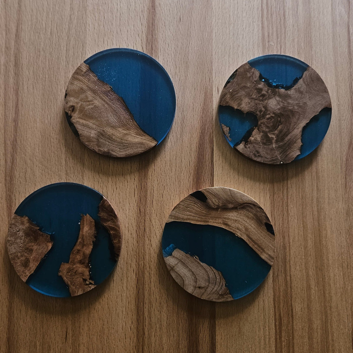 Glasuntersetzer aus Holz und Epoxidharz