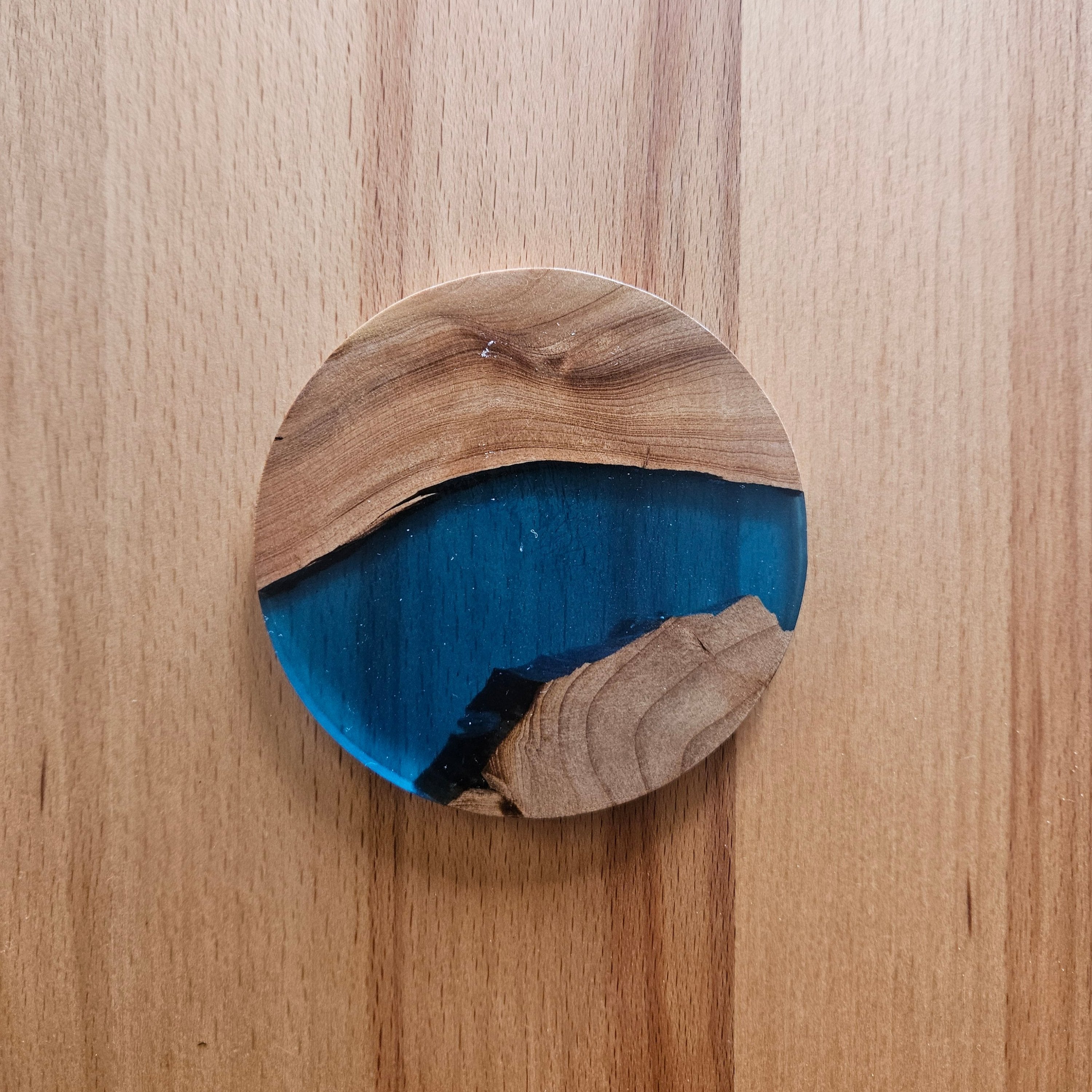 Glasuntersetzer aus Holz und Epoxidharz