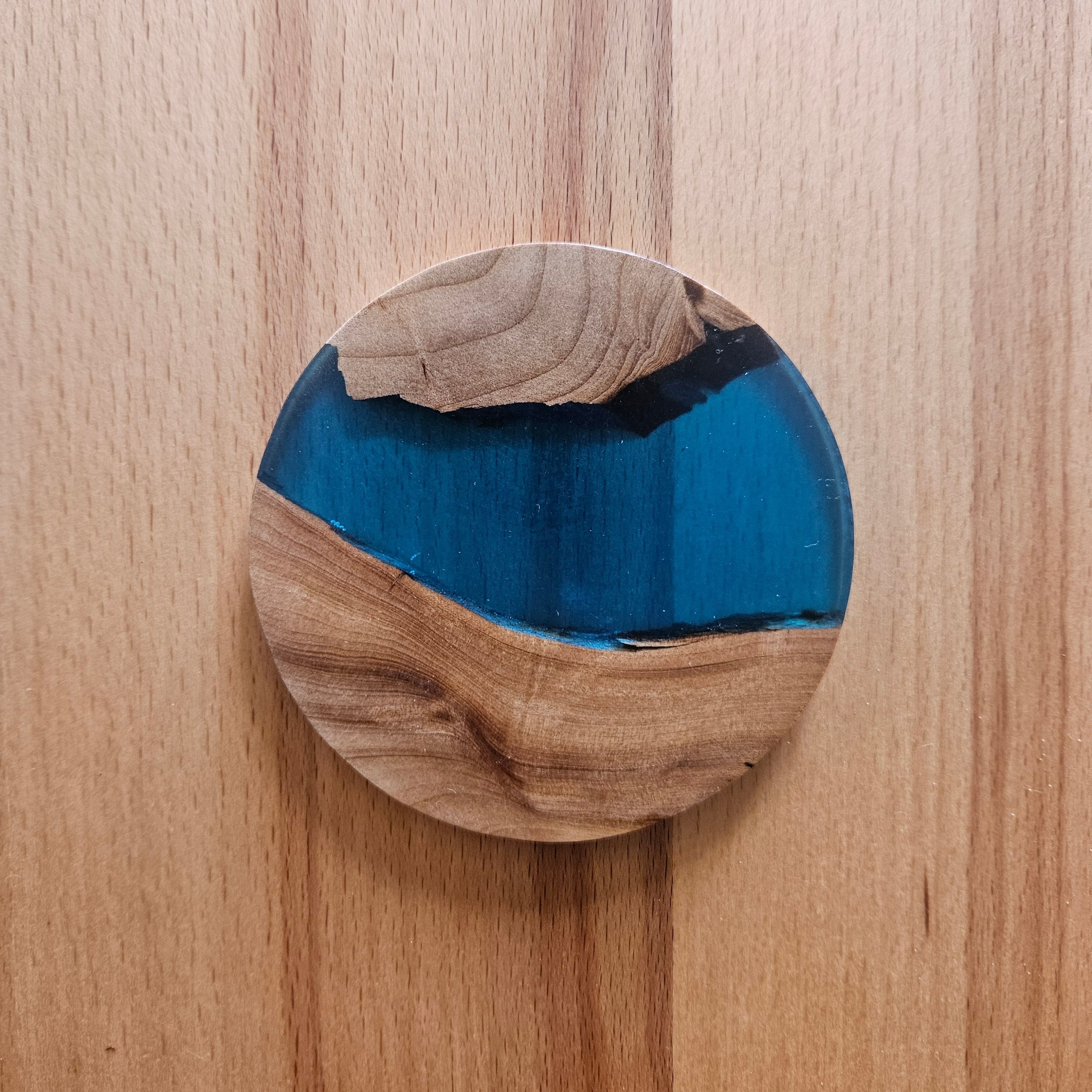 Glasuntersetzer aus Holz und Epoxidharz